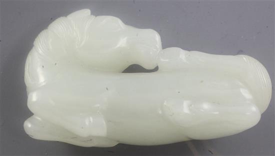 A Chinese white jade figure of a recumbent horse, 18th / 19th century, length 5.4cm